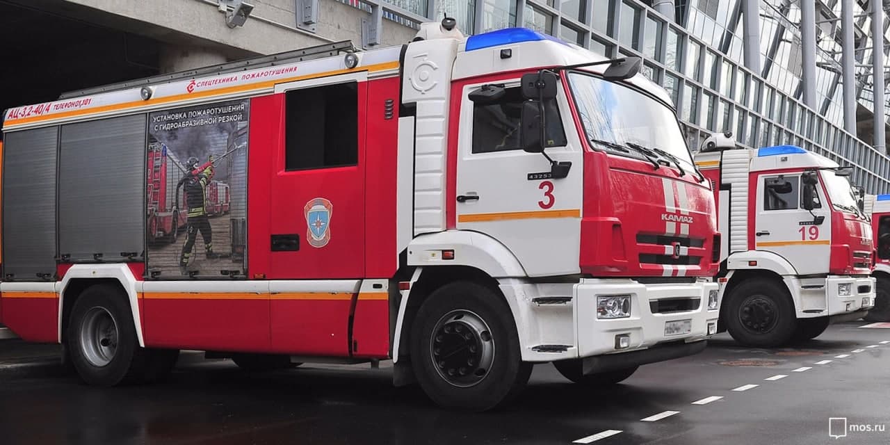 Пожарные потушили мусорный контейнер на улице Лавочкина 