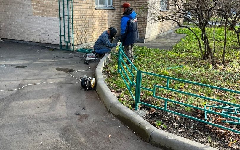 Жилищник ховрино. Заборчик около подъезда. Жилищник заборчик. Журналисты около дома. Женщины в подъезде фото.